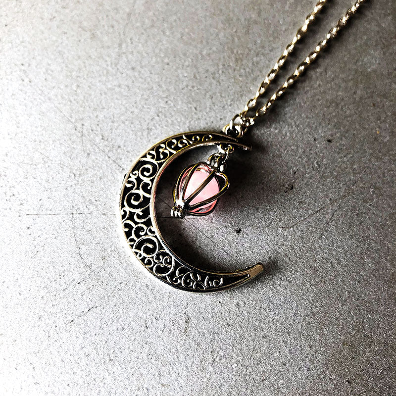 Collar con colgante de cuentas luminosas con forma de jaula de pájaros y corazón de luna hueca de aleación al por mayor